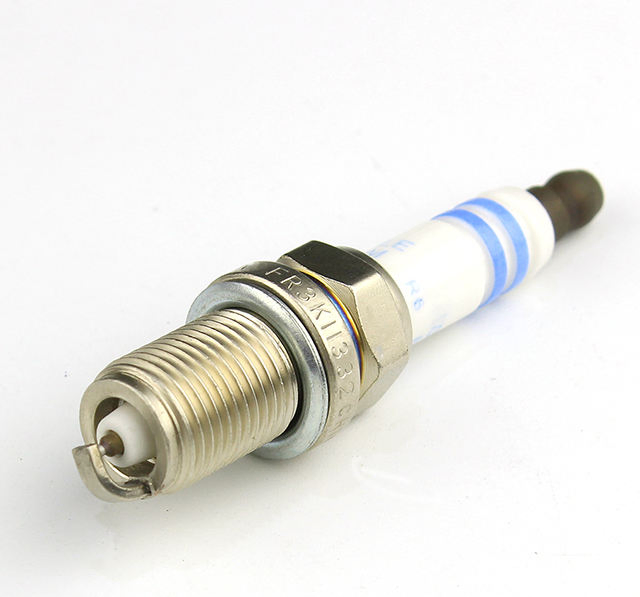 Оригинальные свечи зажигания и тормозные колодки для авто