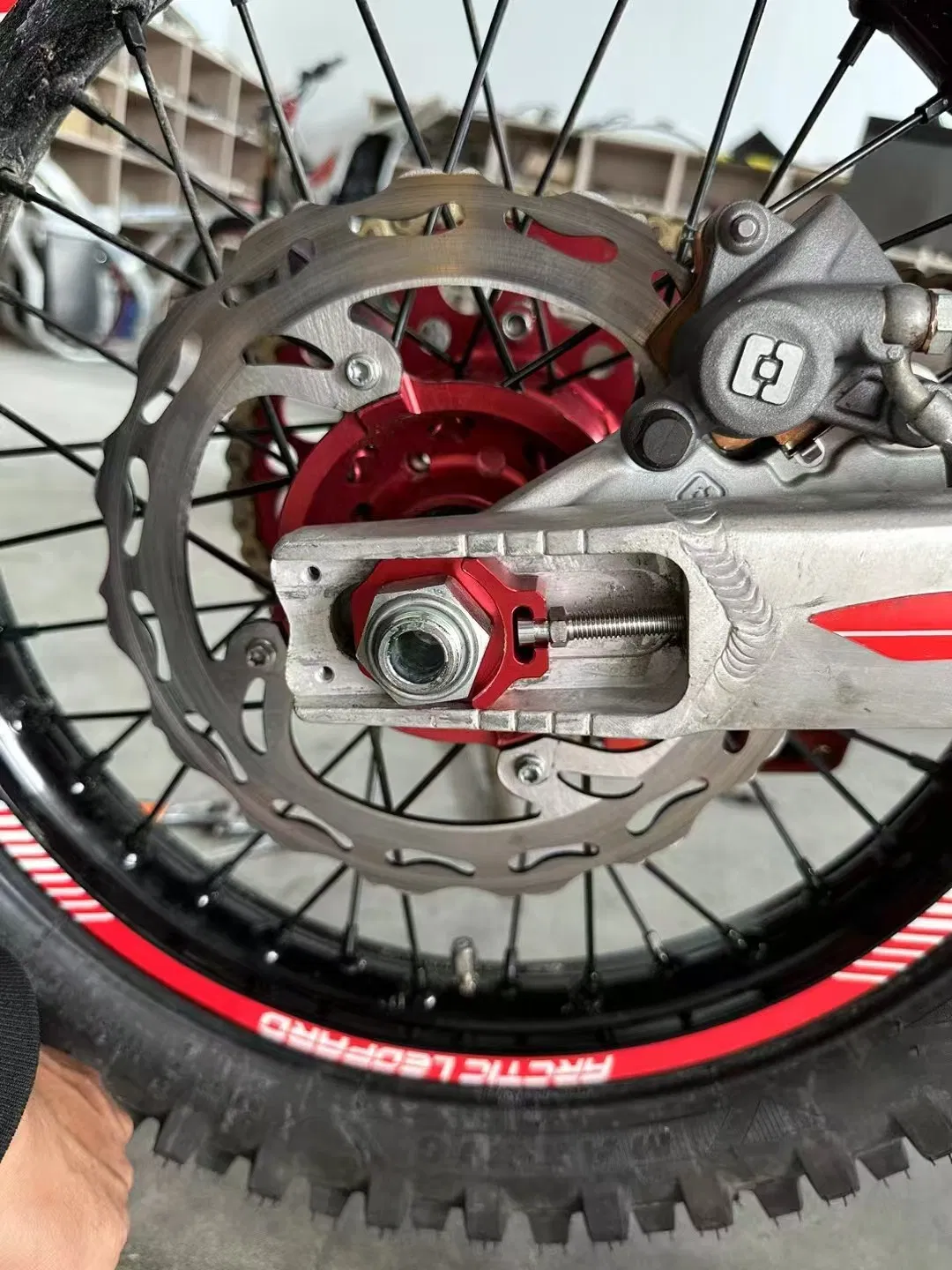 Arctic Leopard Cheetah Race Edition: Lightweight Titanium-Frame E-Electric Motorcycle