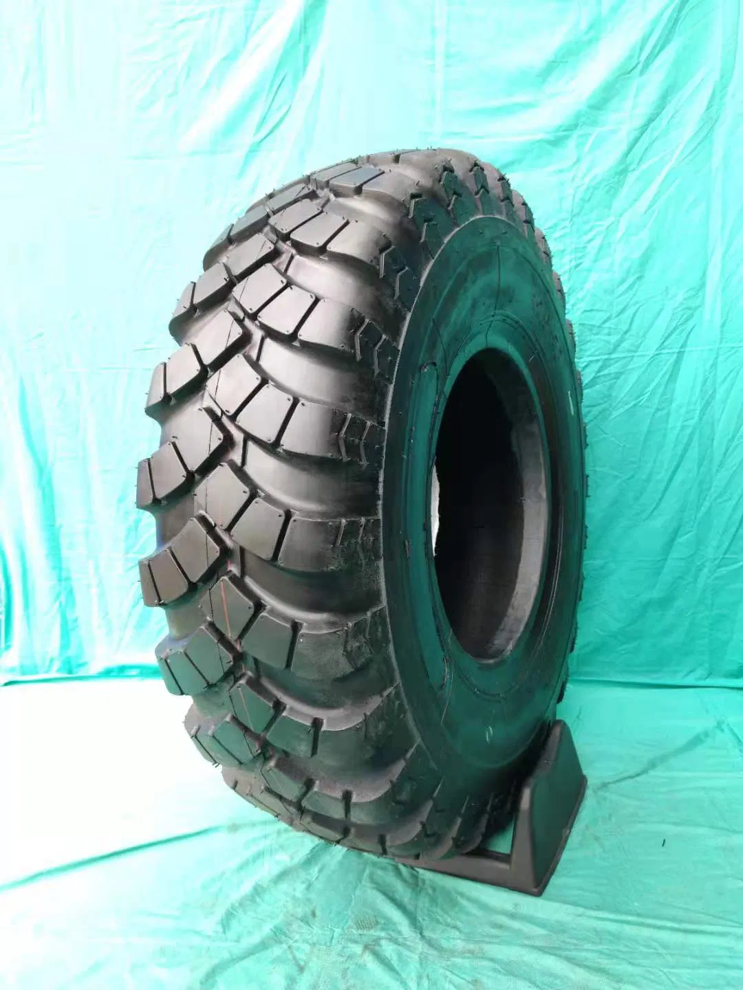 Шина 16.9-28-14 TL TI200 для экскаватора-погрузчика