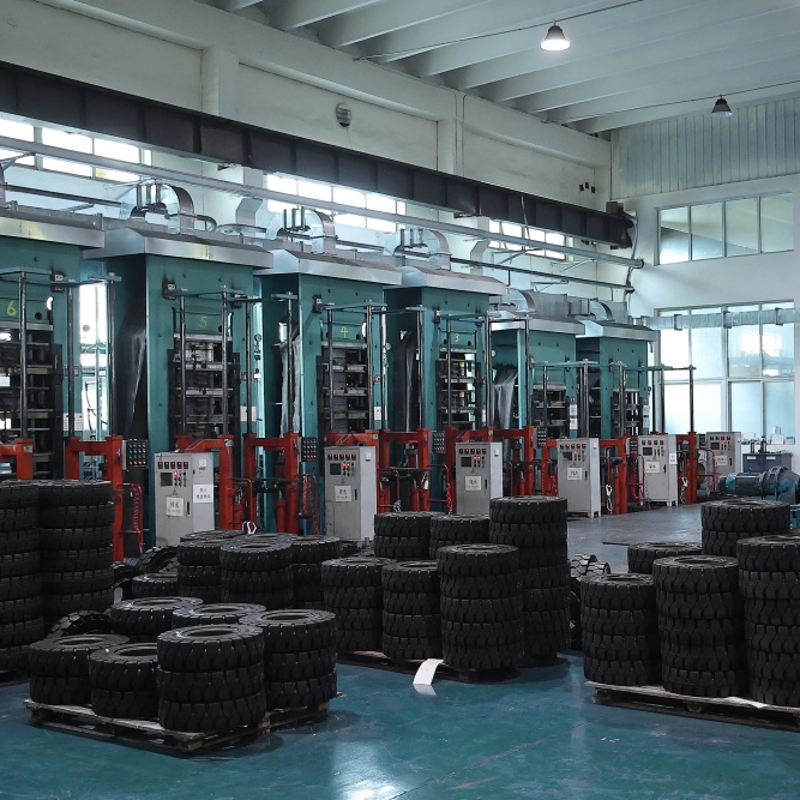 Шина для погрузчика 9.00-20, 3 тонны, цельнорезиновая