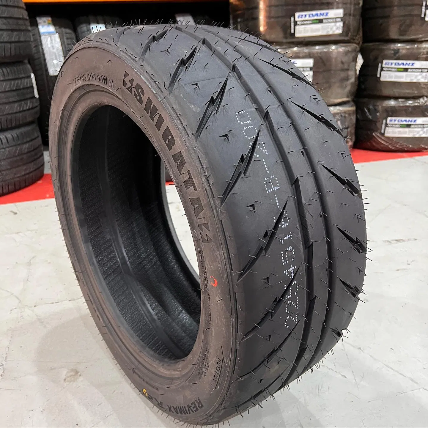 Шины Revimax 31 23 Racing/Drifting 265/35R18