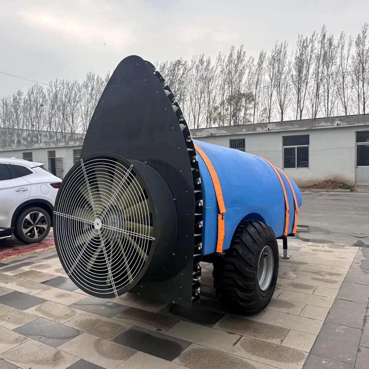 Тракторный опрыскиватель для сада с регулируемым распылением