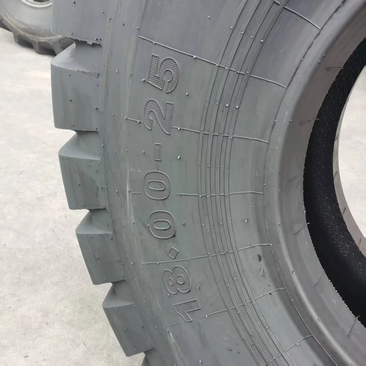 Dump Truck Tire for Coal Mining 1800-25 23.5-25 L3 Loader Tire with Butyl Inner Tube