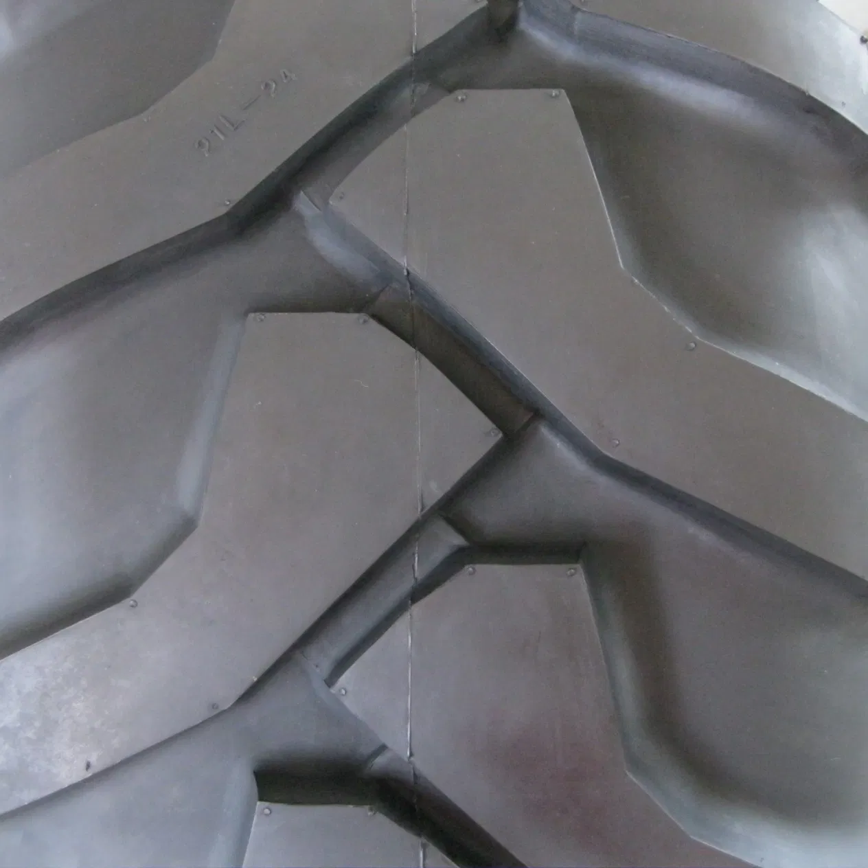 21L-24 Backhoe Loader Tire R-4 for Construction and Industrial Use with ISO Certification