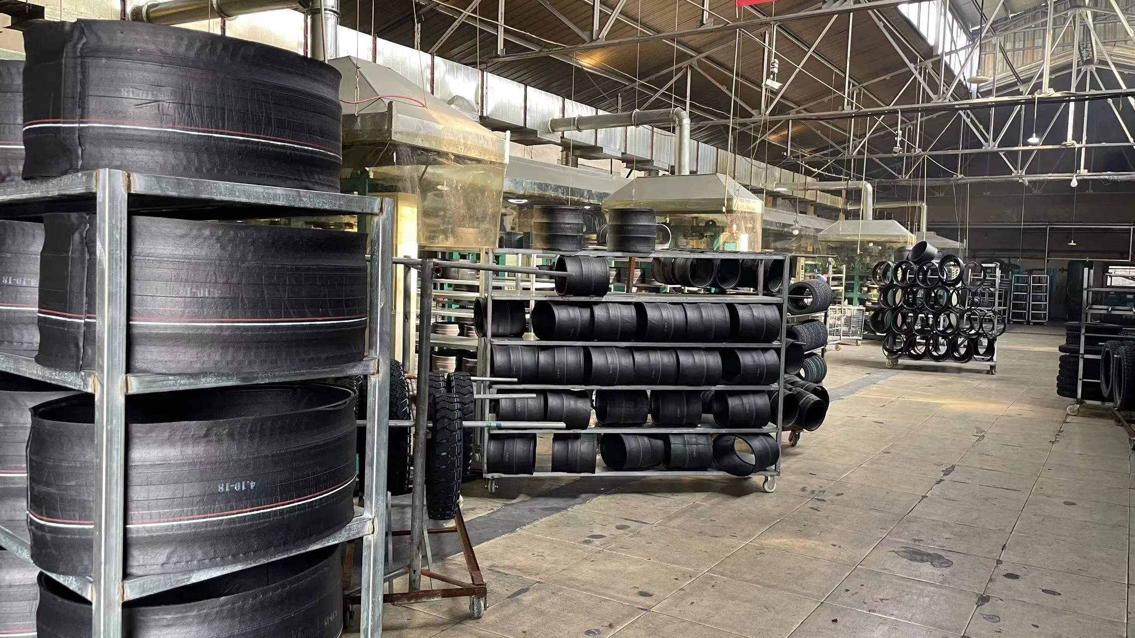 Бескамерная и камерная мотошина и камера