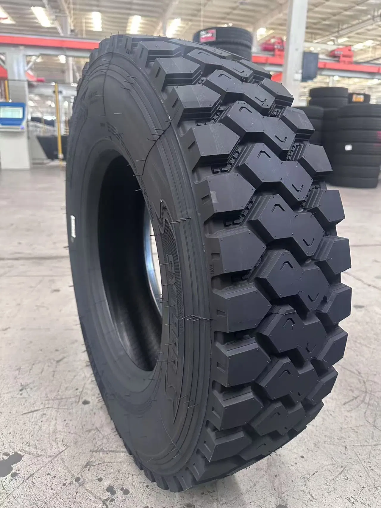 Truck Tyre 215/75r17.5 Block Pattern