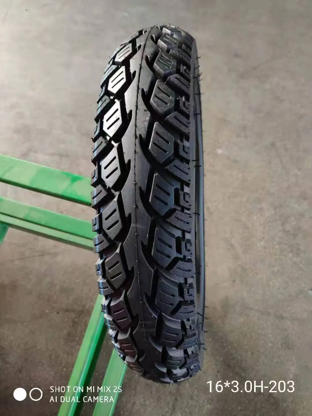 Мотошина 3.00-10 из натурального каучука