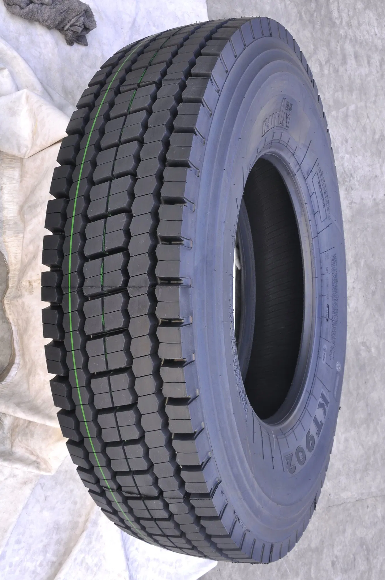 Truck Tire12r22.5 Truck Tire Constancy Heat-Resistant Truck Tires for Middle East Market High Load 1200kg Anti-Burst Technology