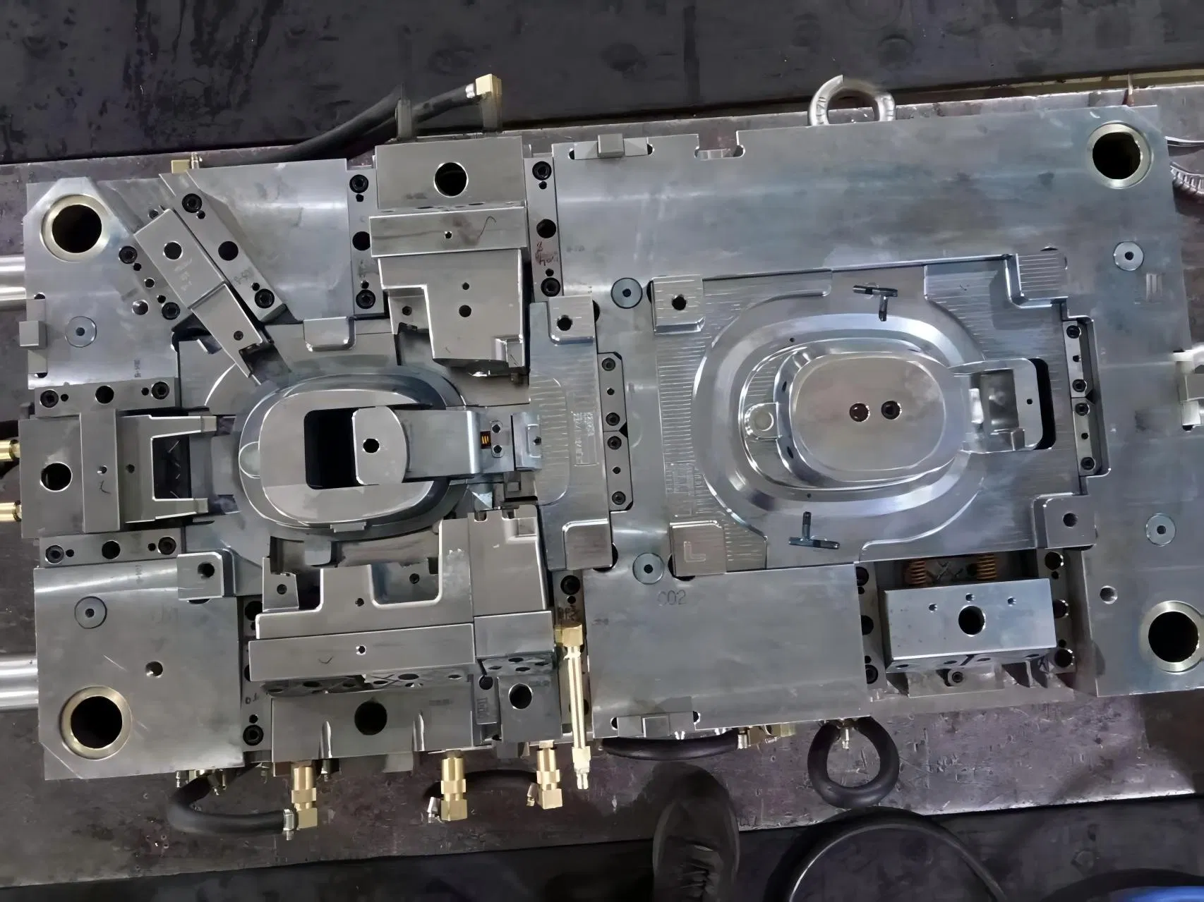 Automotive Charging Port Plastic Injection Car Accessories Parts Auto 2K Mould