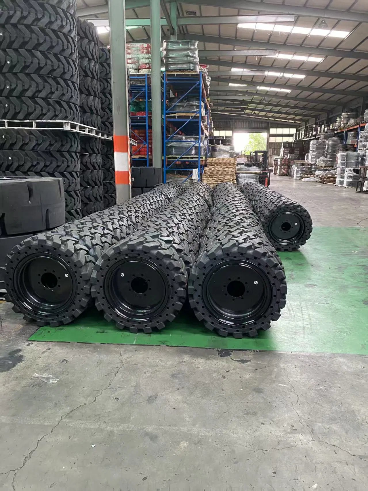 Цельная шина 14.00-24 для телескопического погрузчика