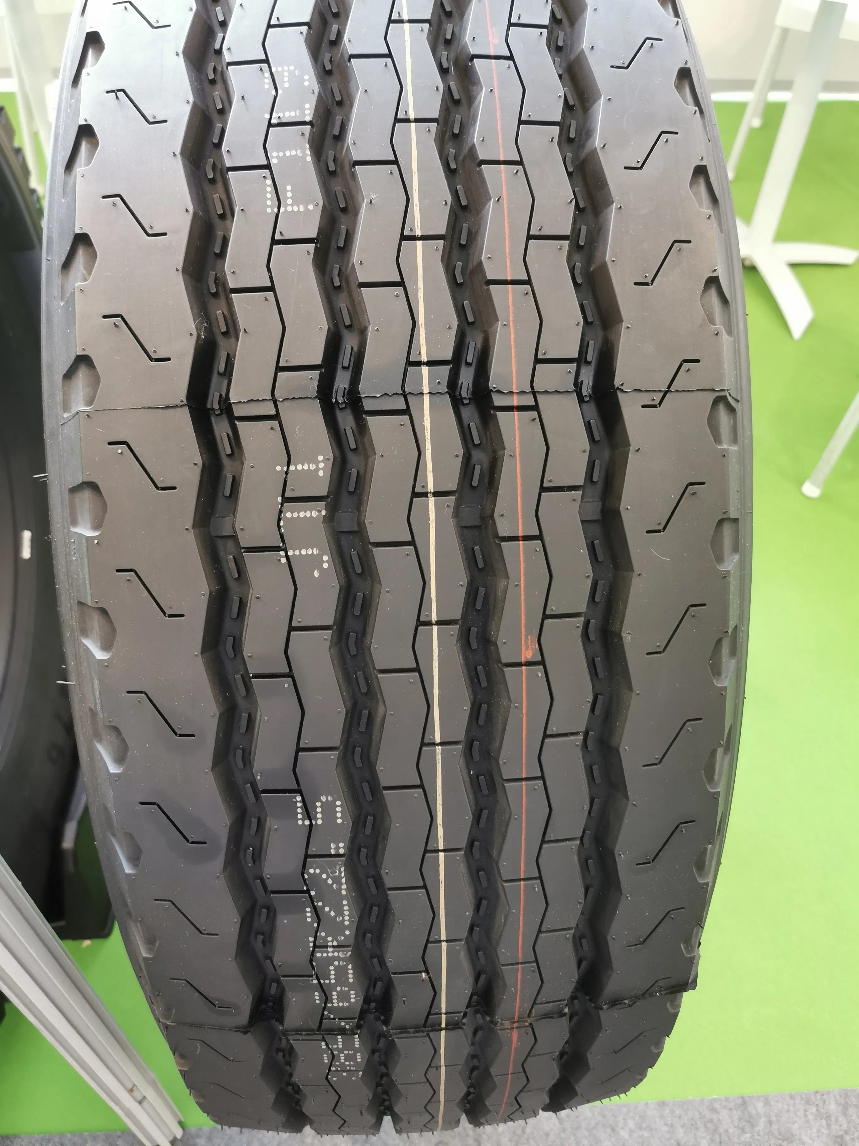 Premium Natural Rubber 215/75r17 5 Tyres for City Buses and Trucks