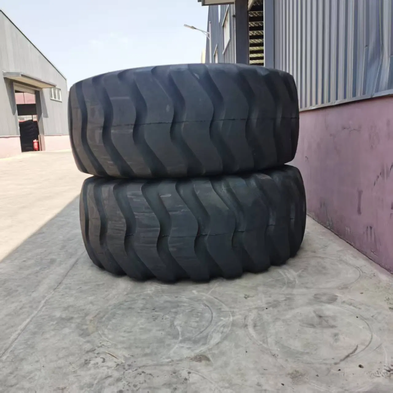 Bulldozer Tire 33.25-35 33.5-33 OTR Tubeless Tire High Quality with Warranty