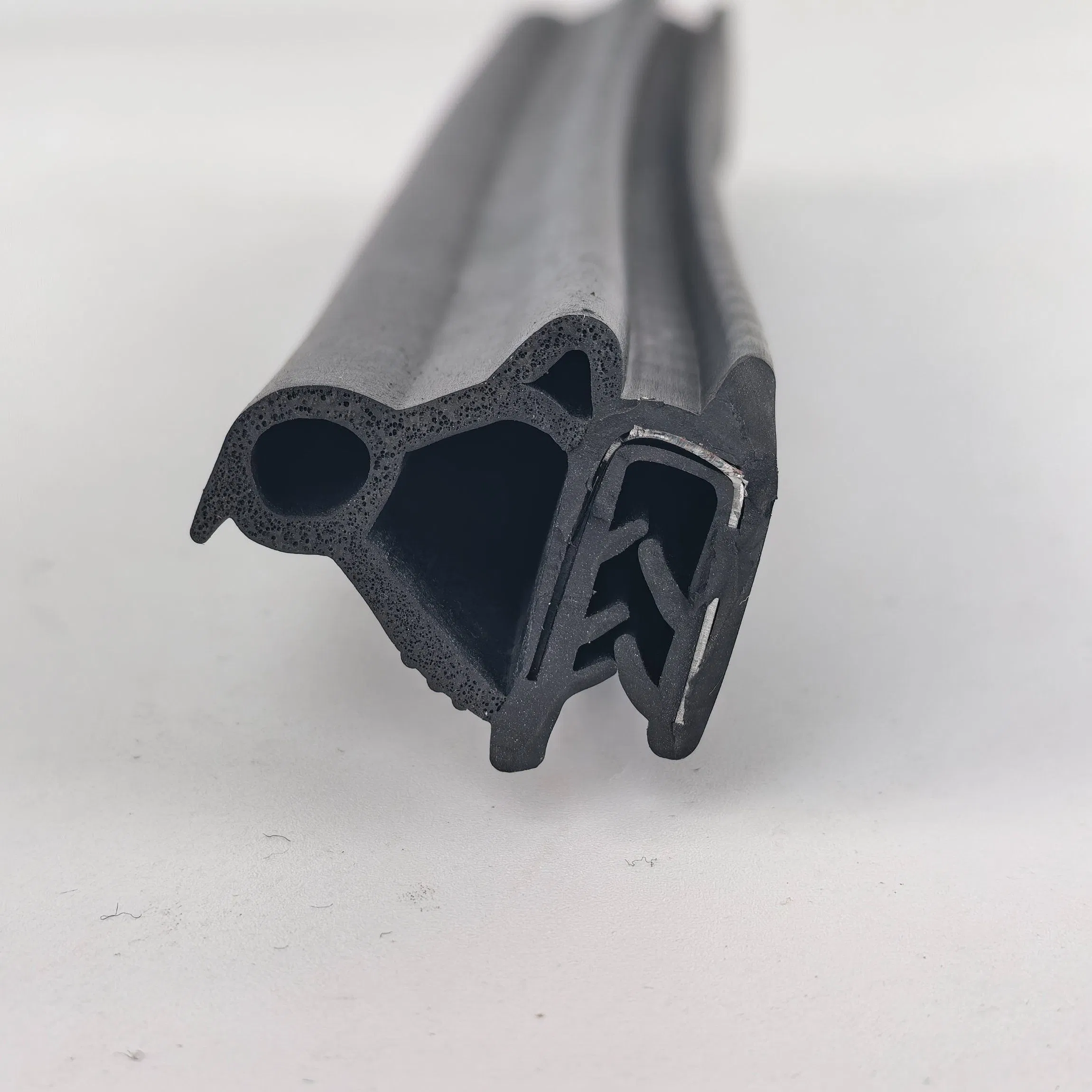 Уплотнительная лента для окон и дверей авто с металлическим сердечником