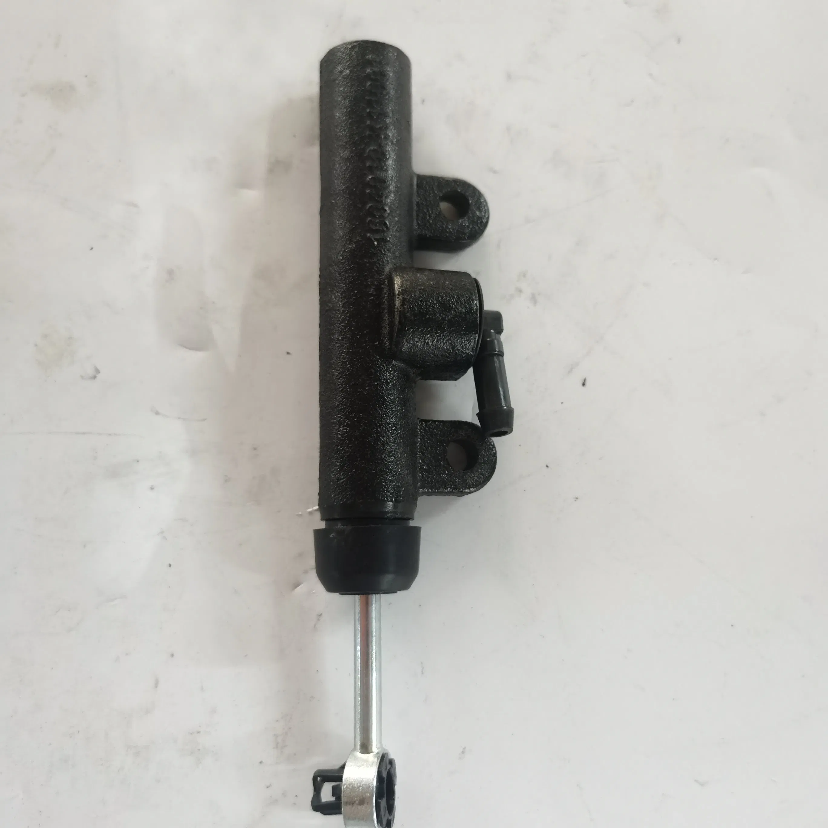 Главный цилиндр сцепления Saic Maxus V80 C00002560