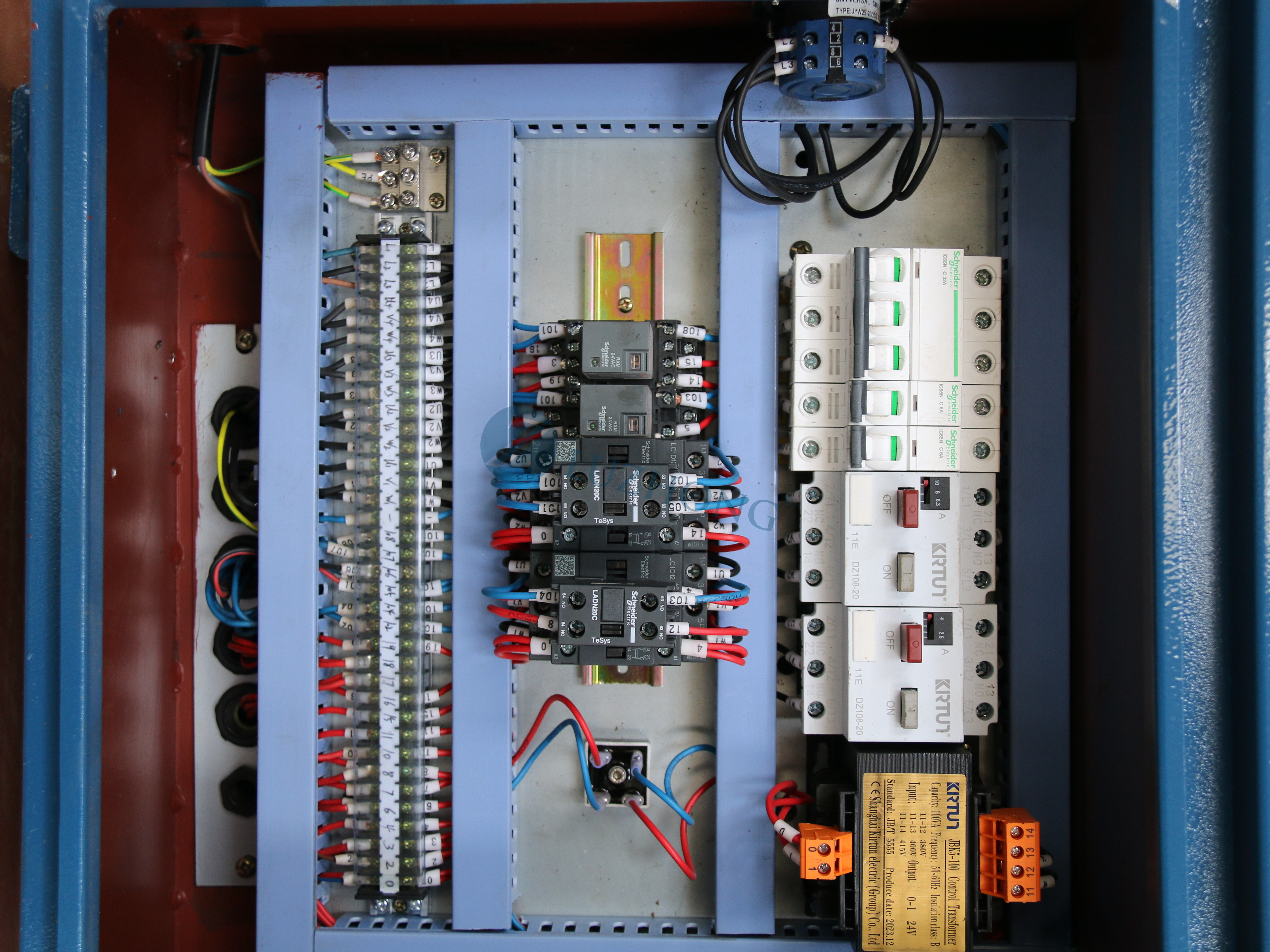Полуавтоматическая горизонтальная ленточная пила для металла GHS4270 CNC