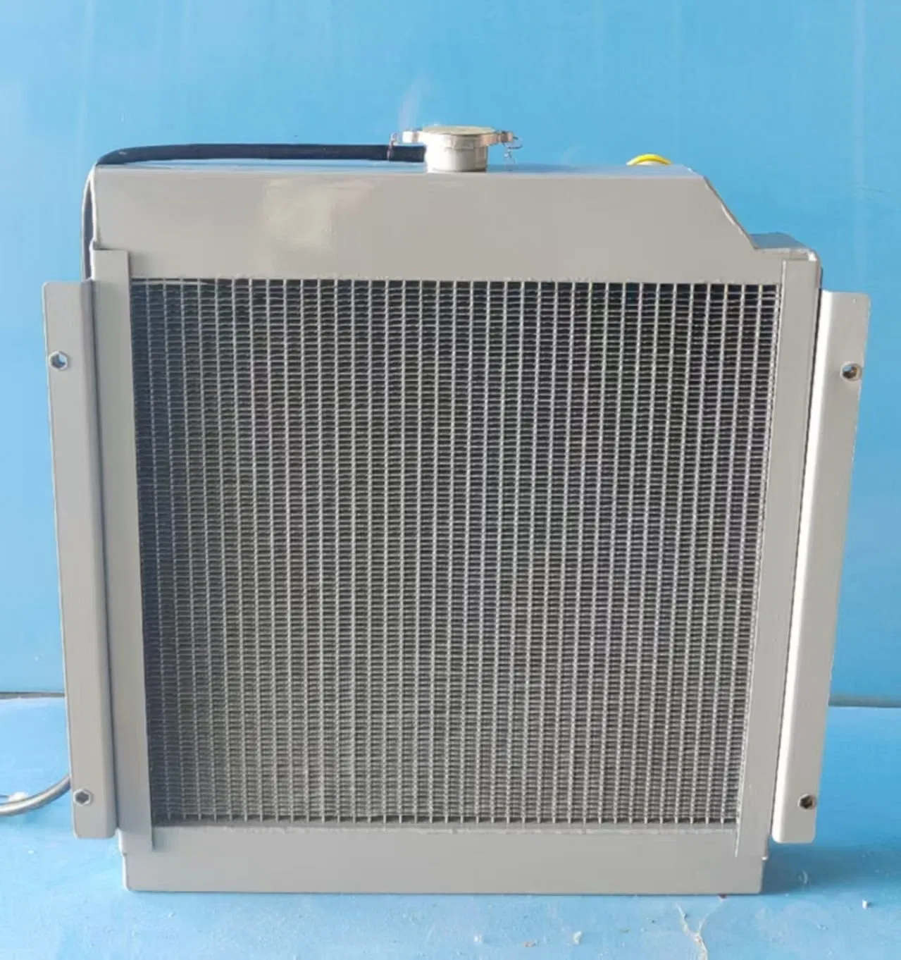 Радиатор алюминиевый для трактора John Deere OEM Re70236