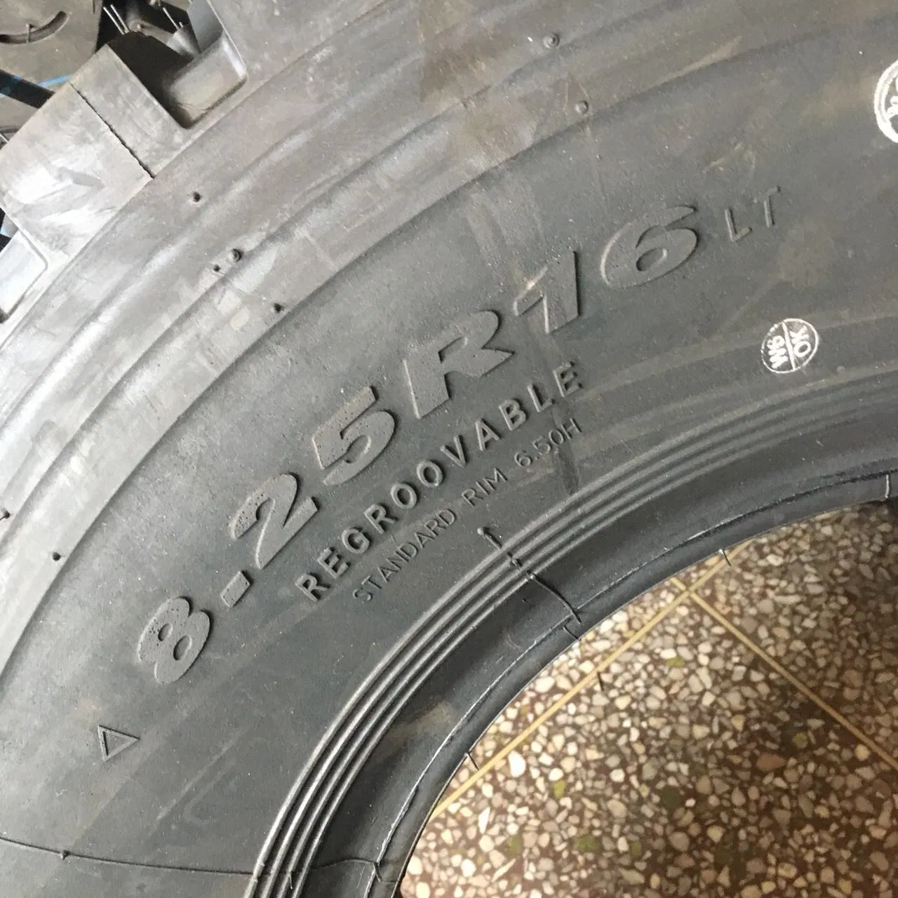 Radial Tyre for Trucks 7.50r16 8.25r16 9.00r20 Lt Tyre with Butyl Inner