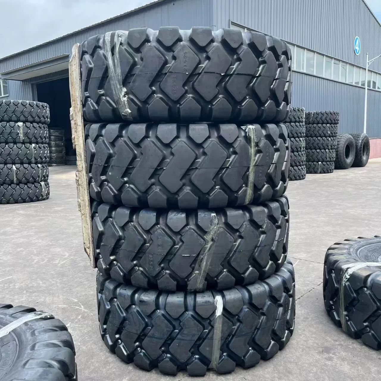 Dump Truck Tire for Coal Mining 1800-25 23.5-25 L3 Loader Tire with Butyl Inner Tube