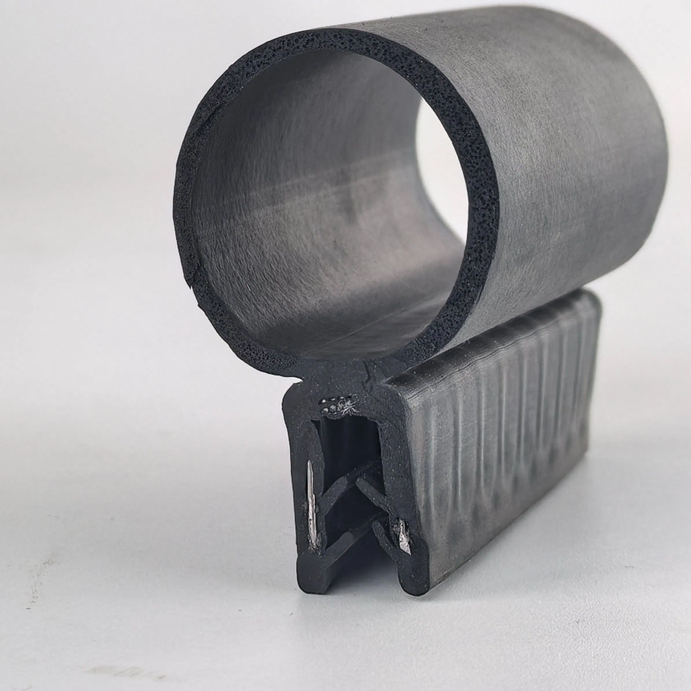 Уплотнительная лента для окон и дверей авто с металлическим сердечником