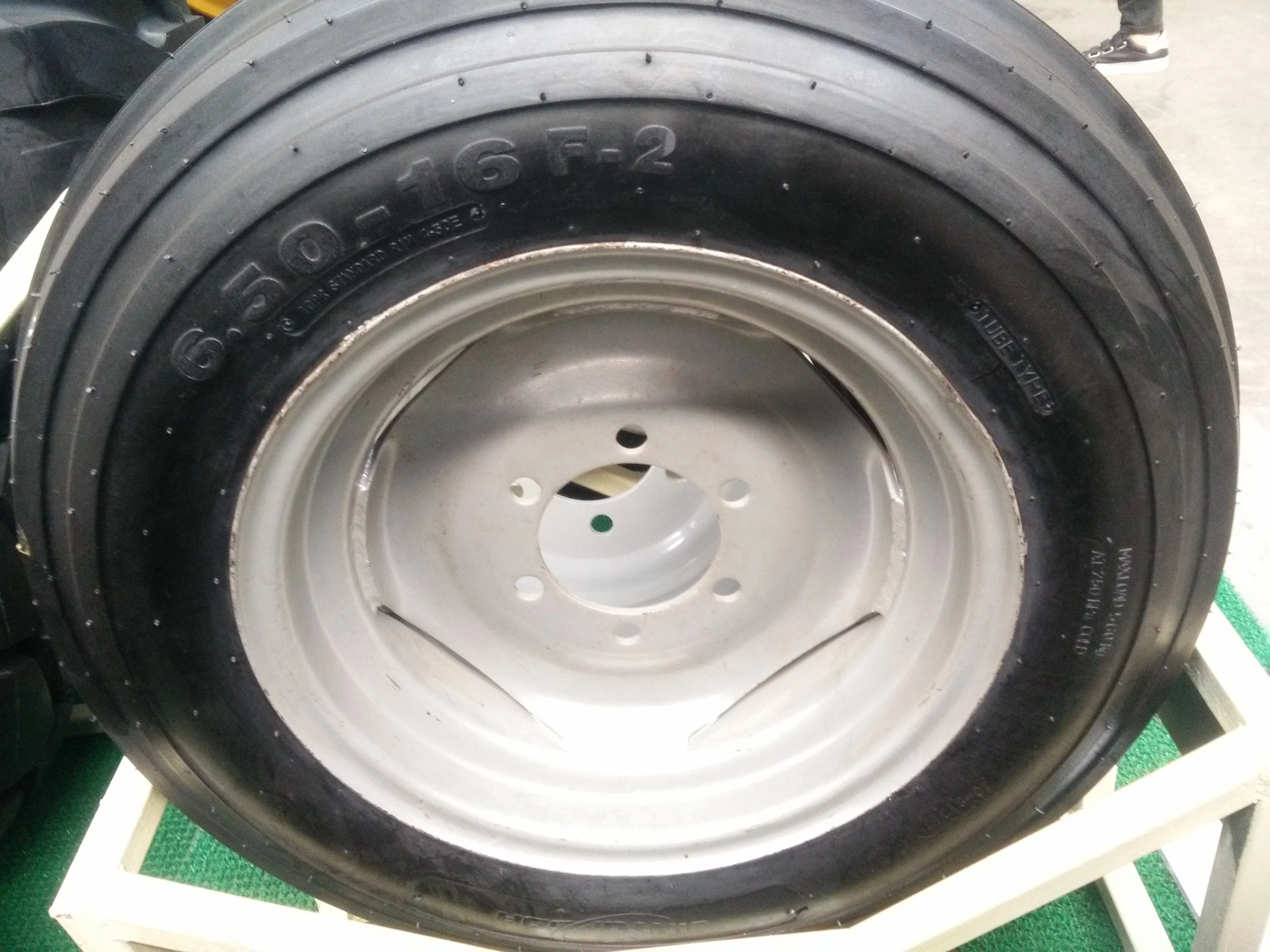 Premium Quality 14.9-24 R2 Tractor Tires for Farming Needs