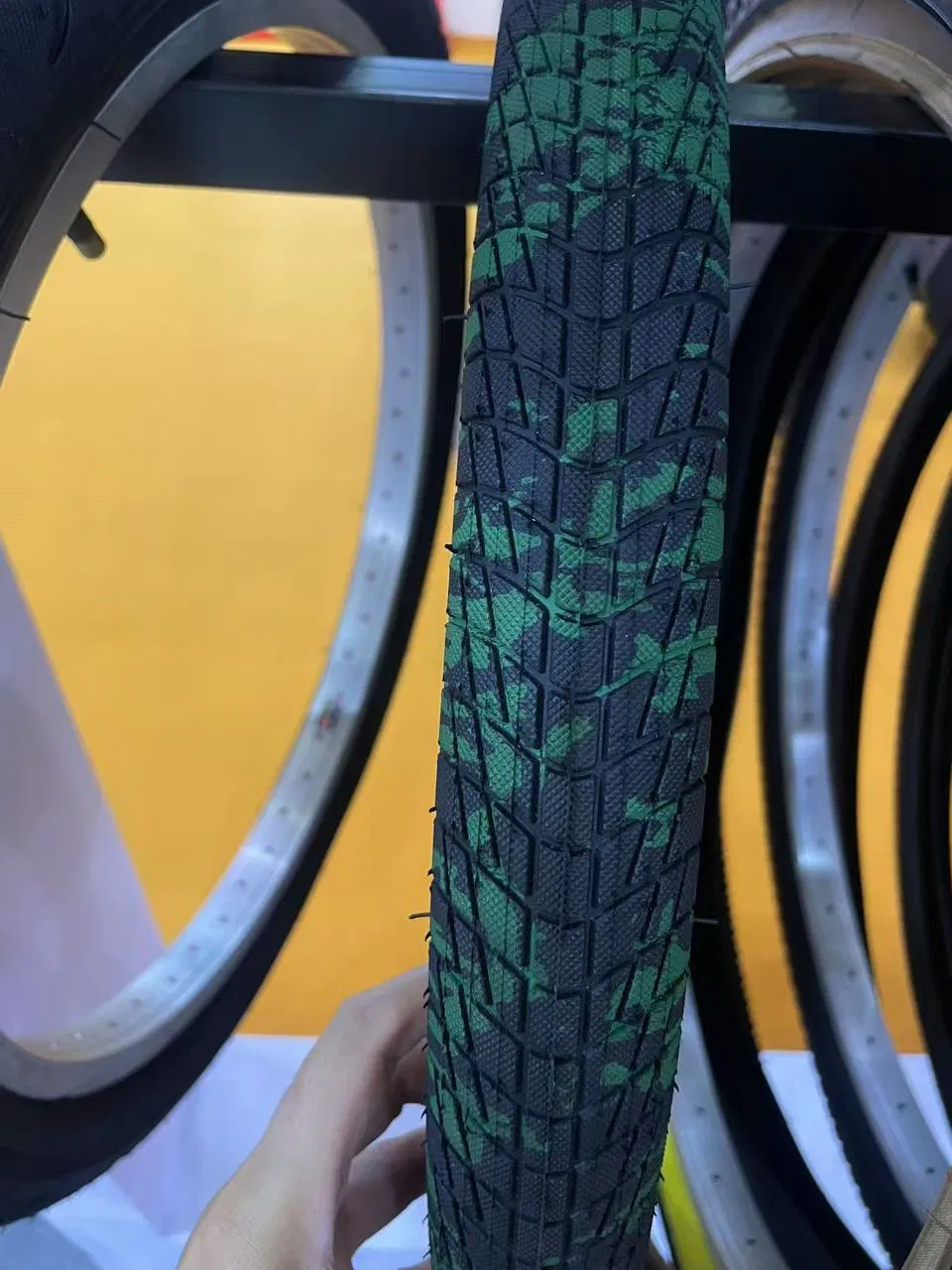 Велосипедная покрышка 26 дюймов с желтой полосой