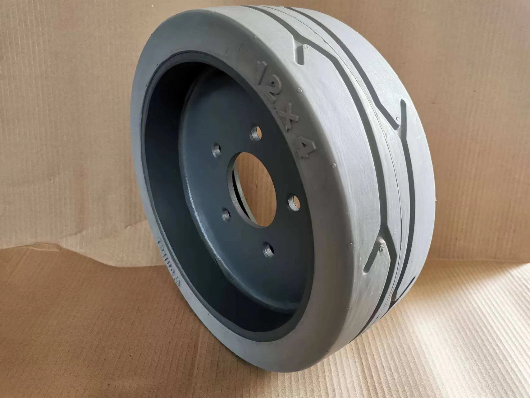 New Design Popular in Europe and America Fb12X4 Solid Tyres with Brake