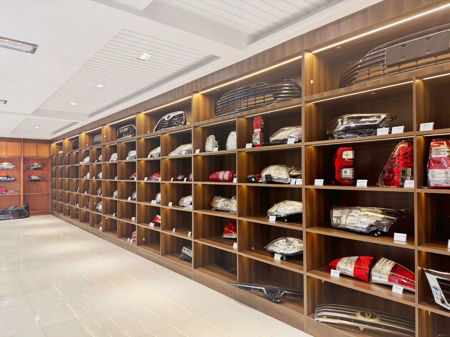 Фара головного света для Toyota Yaris 2019