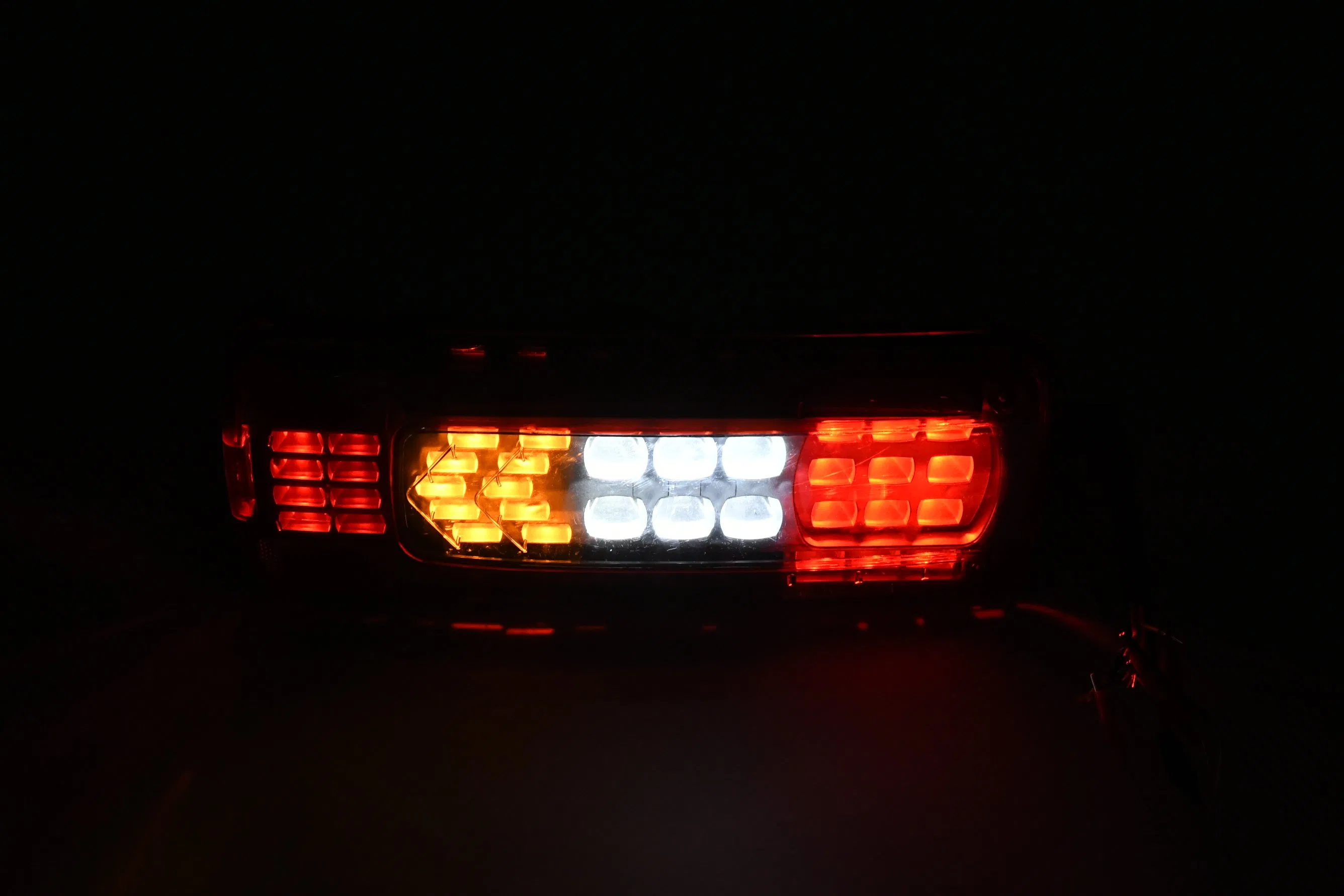 Универсальные задние фонари LED для авто с габаритами