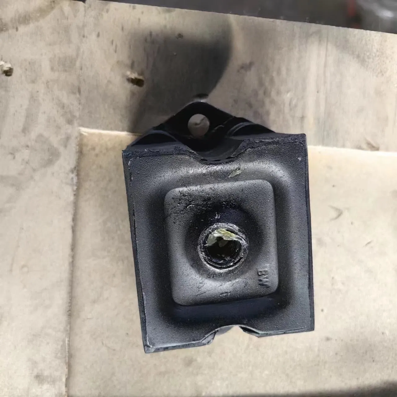 Передняя резиновая опора двигателя Sinotruk HOWO WG1680590095