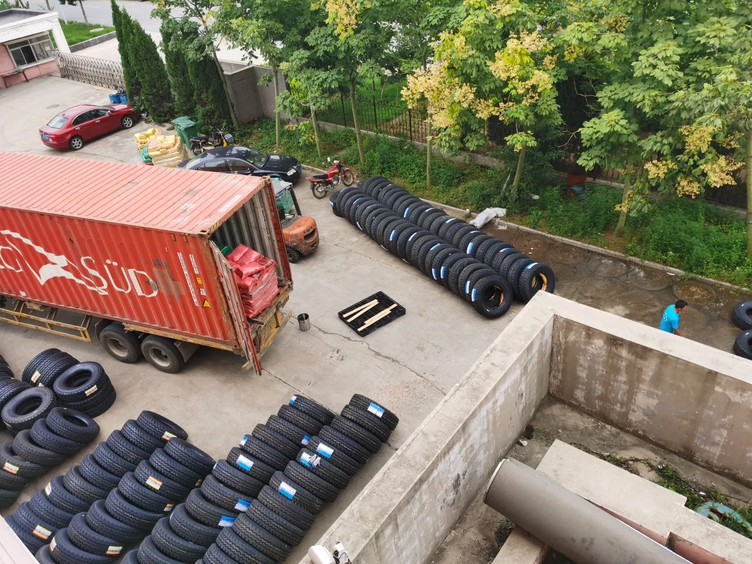 Bus and Truck Radial Tire with Many Model Sizes 12.00r24, 11r22.5, 295/80r22.5, 315/80r22.5, 385/85r22.5