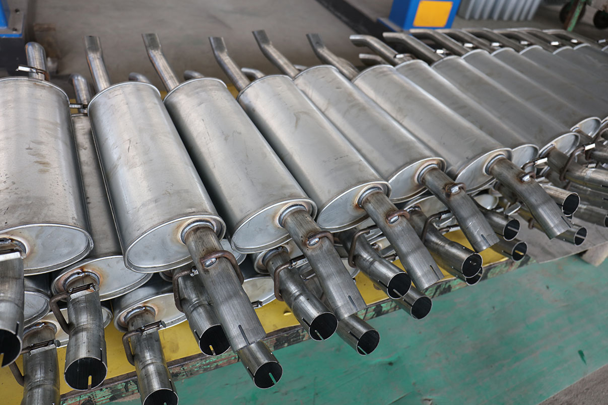 Задний глушитель автомобиля с эффектом шумоподавления