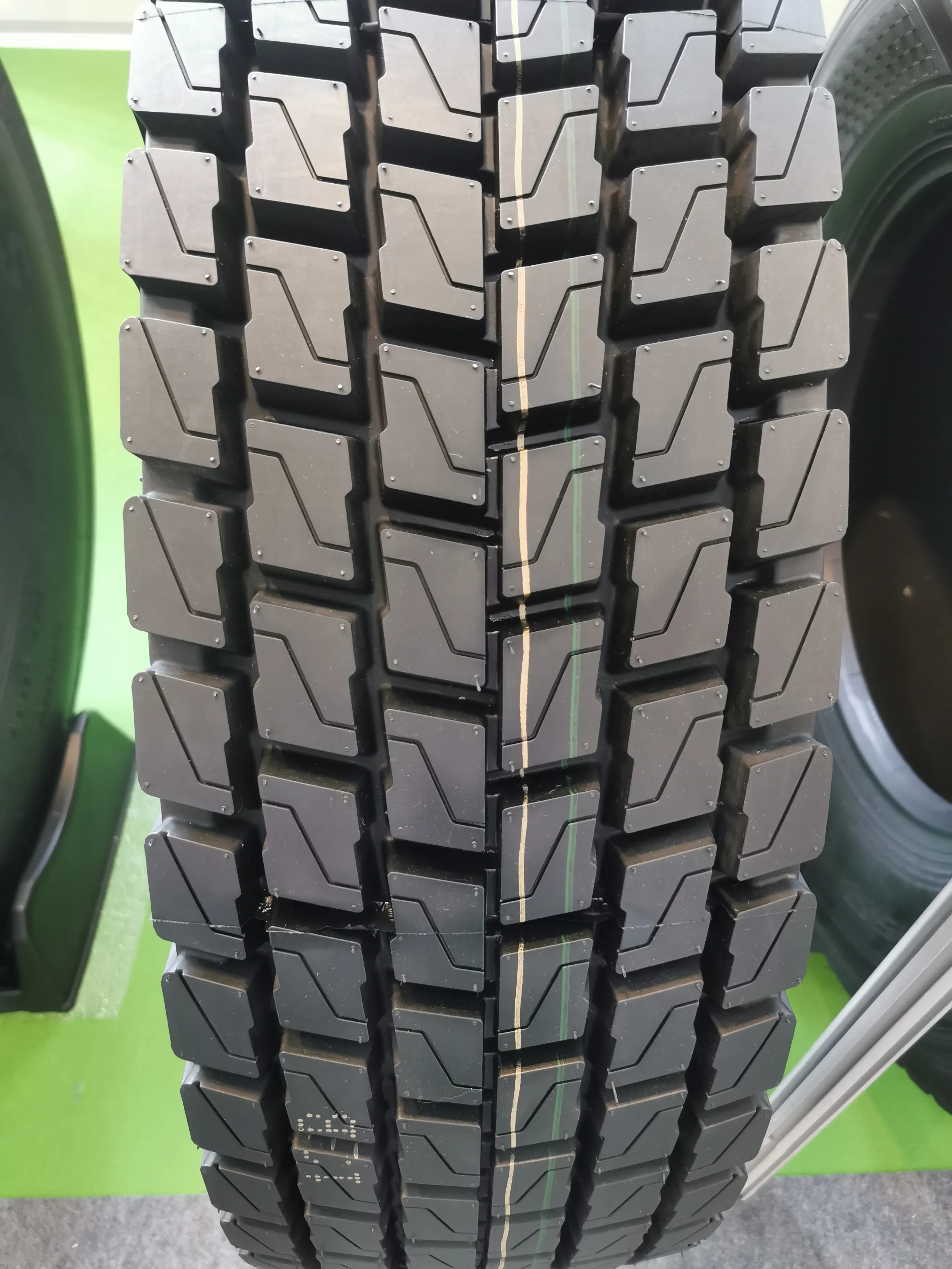 Premium Natural Rubber 215/75r17 5 Tyres for City Buses and Trucks