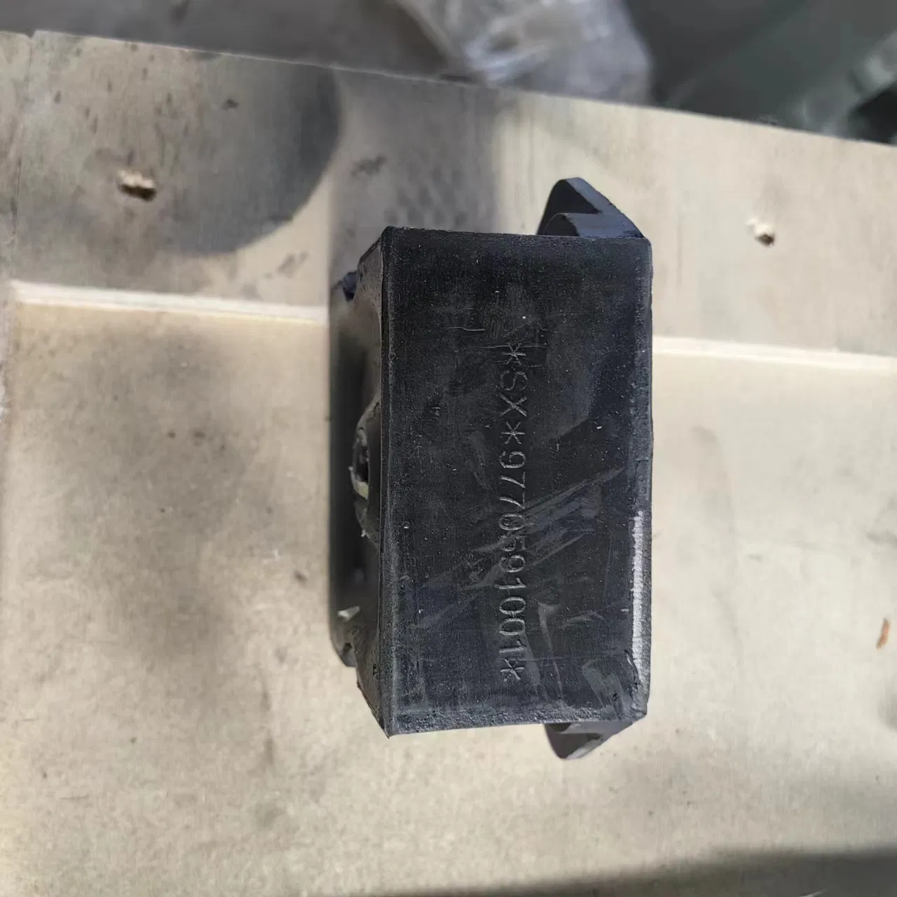 Передняя резиновая опора двигателя Sinotruk HOWO WG1680590095