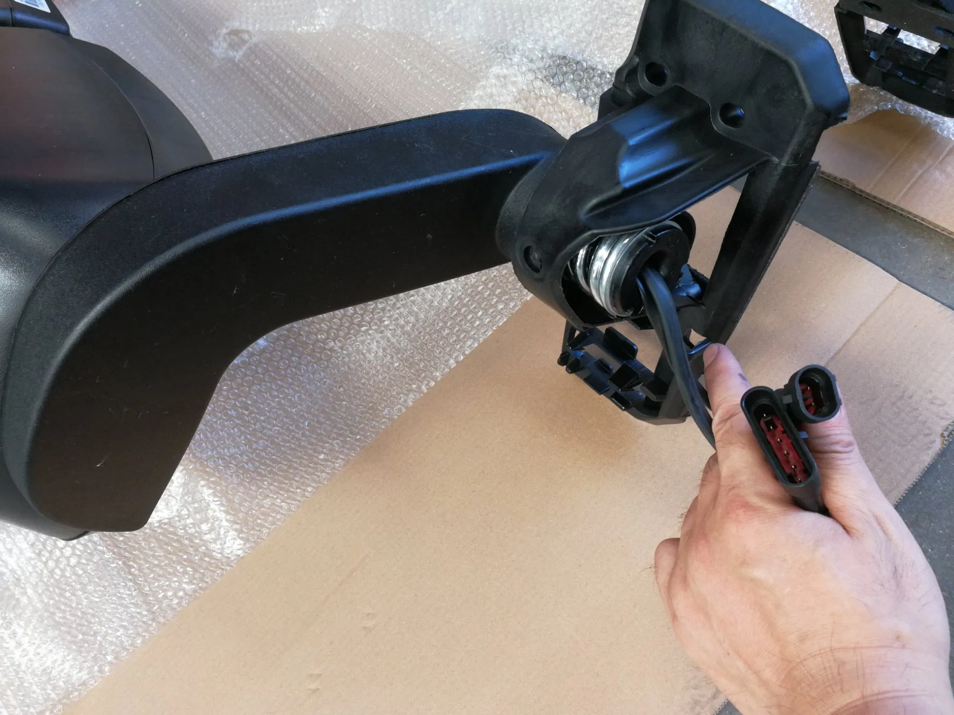 Wg1664778081 Sinotruk HOWO T7h Left Rearview Mirror Assembly