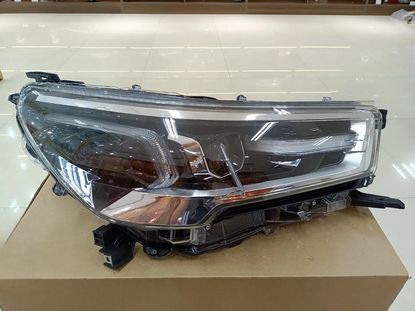 Фара головного света для Toyota Hilux Revo Rocco 2020