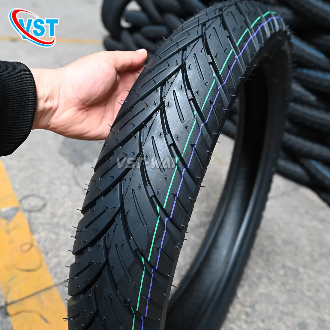 Мотошина бескамерная 90/90-17 для мотоцикла и скутера