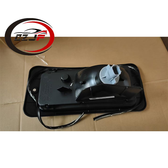 Задний отражатель для Mitsubishi Nativa 2007 (MR465017)