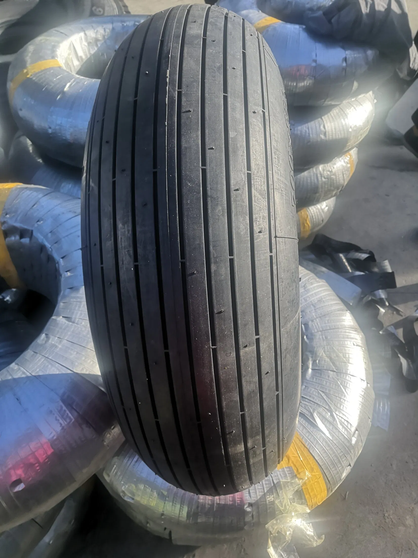 Civil Transport Tire Aircraft Tire with Best Quality 900X300 1050X350 1100X330 1300X480 H40X18.0-16 49X19.0r20 Airplane Tire