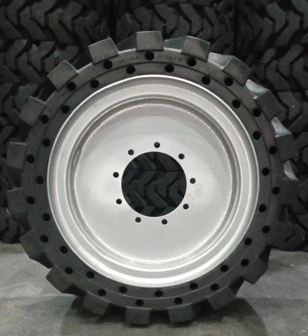 Шина цельнолитая резиновая Atlapex 33X12-20 с диском