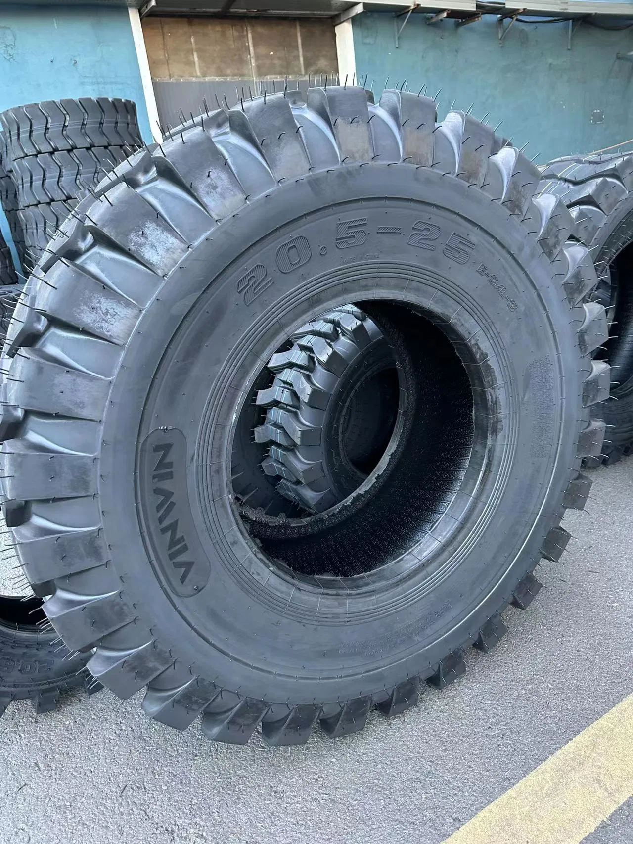 Forklift Solid Tyre Wheel Loader OTR Industrial Tires with Inner Tube Rims Wholesale for Truck China Factory Supply Llantas 11r22.5 295/80r22.5 17.5-25 23.5-25
