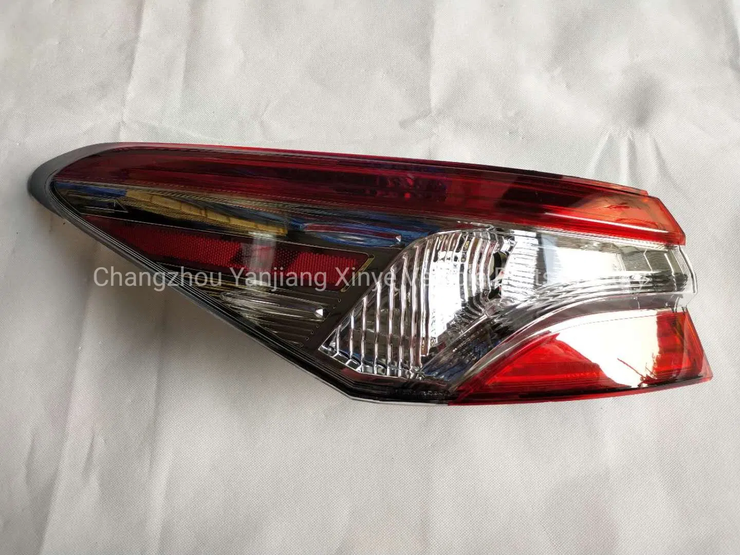 Tyj Factory Wholesale Auto Body Kits Rearlights Backlights Tail Lamp Outer Se for Camry 2018 USA Se Xse