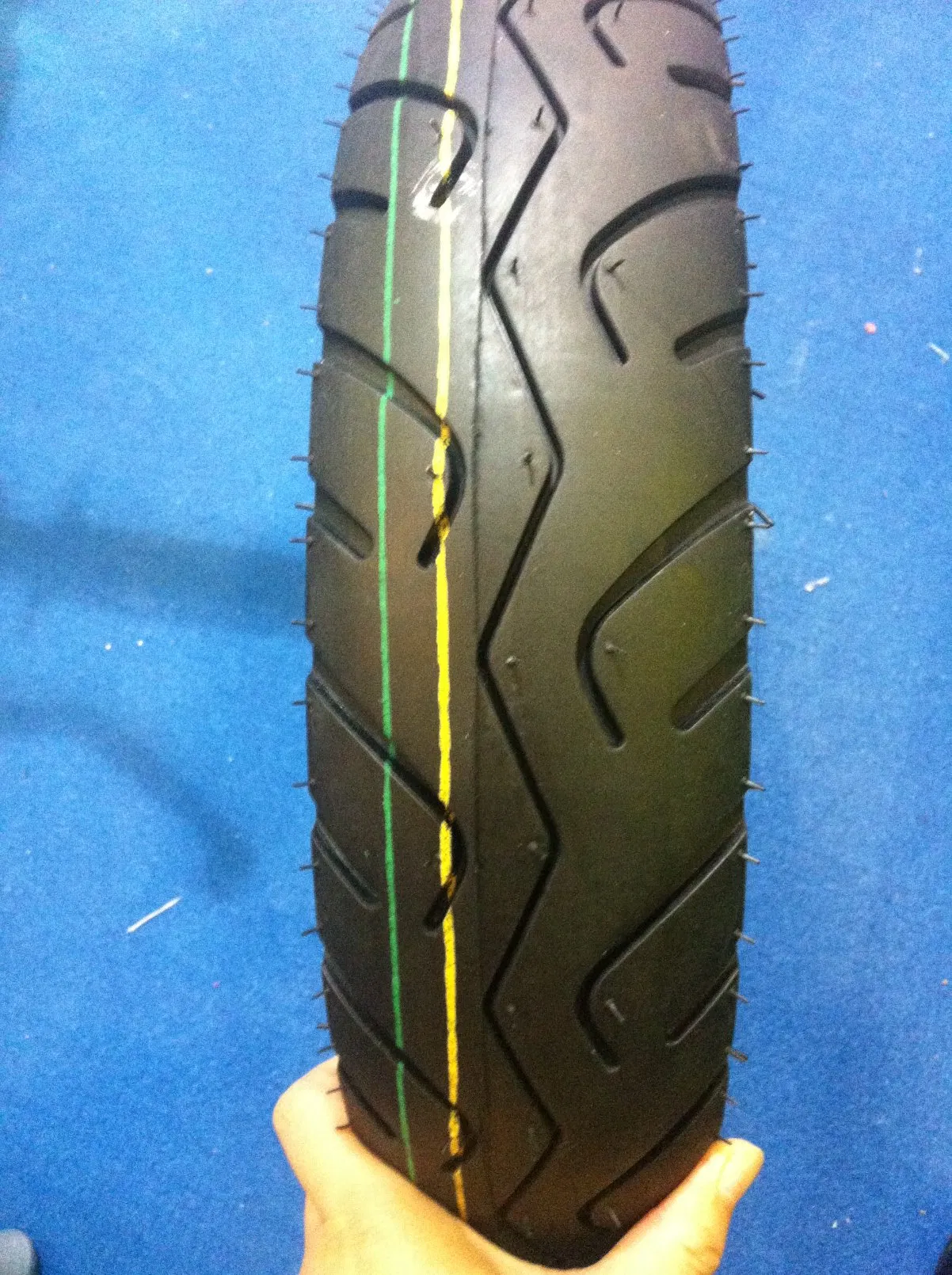 Шина мотоциклетная бескамерная 3.50-10