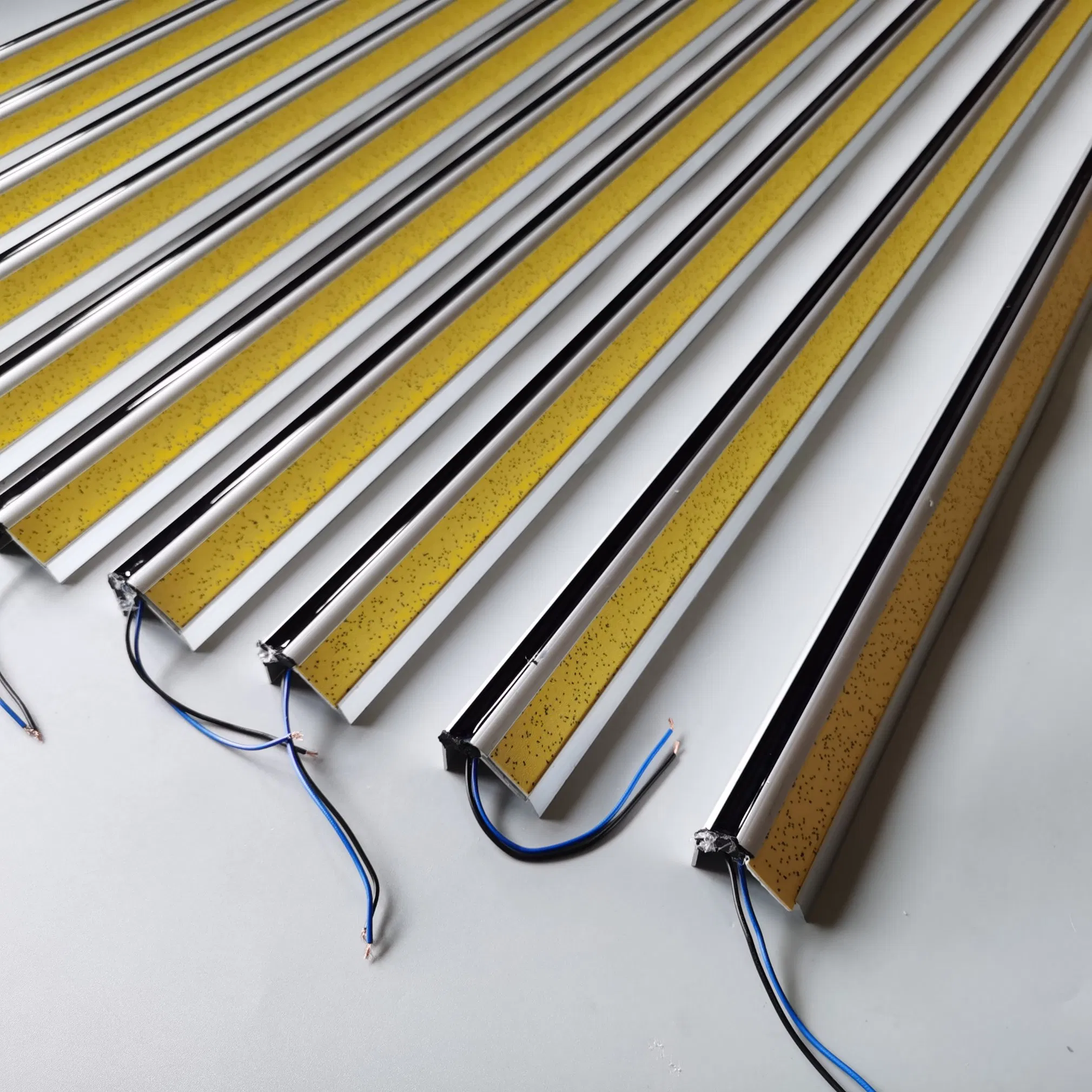 Алюминиевый профиль со светодиодной подсветкой для ступеней автобуса