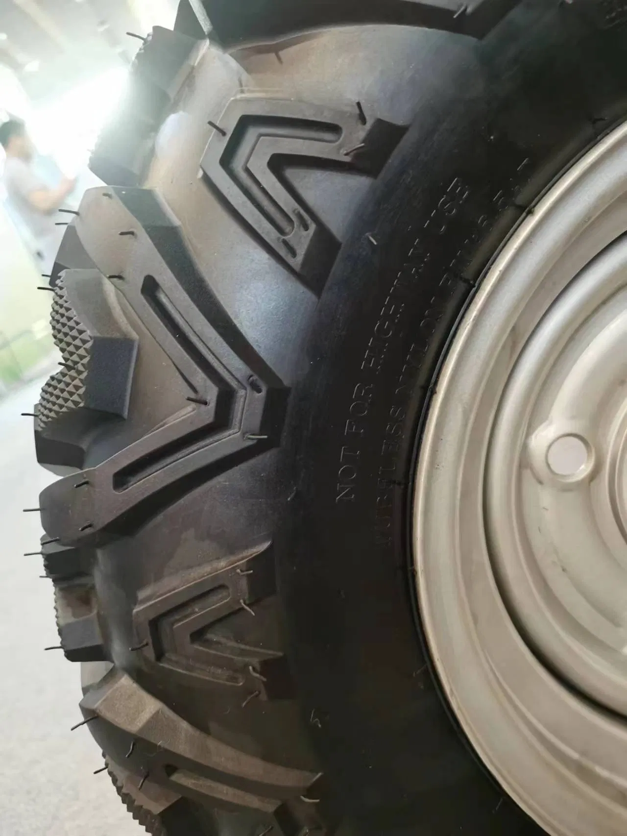 25X8-12 High-Performance Tubeless ATV Tire/Wheel/Tyre with DOT/CE/ISO9001