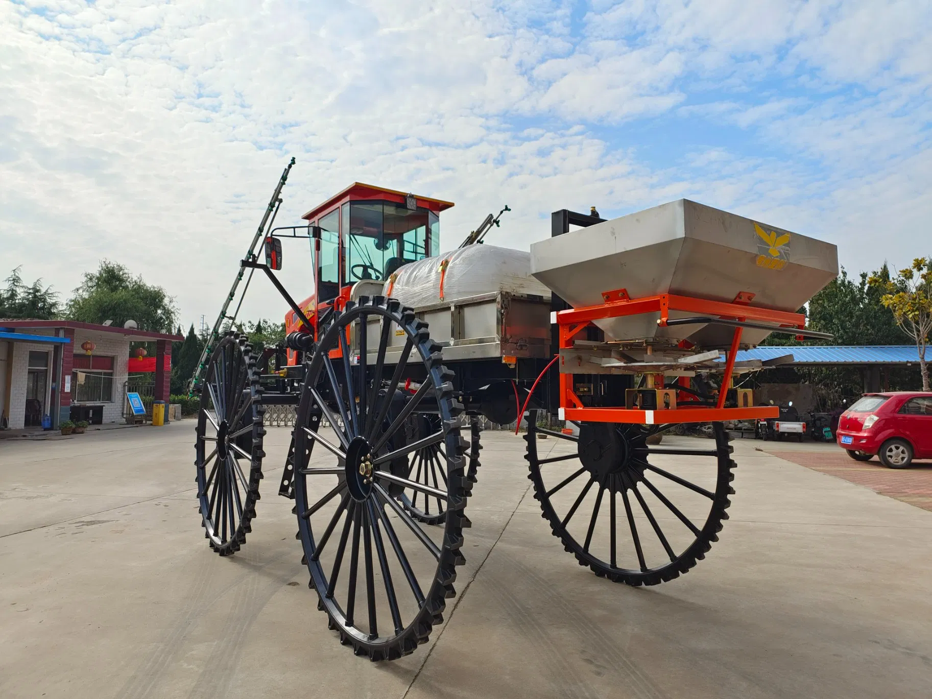 Самоходный штанговый опрыскиватель-разбрасыватель 800 л