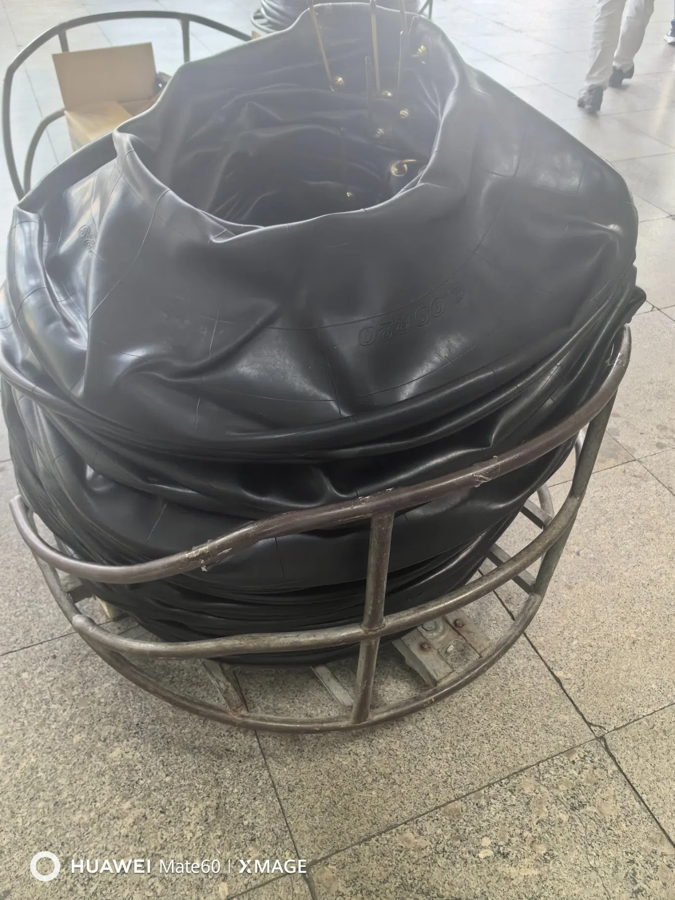 High Quality and Good Price Butyl Inner Tube for Passage Car B825r20