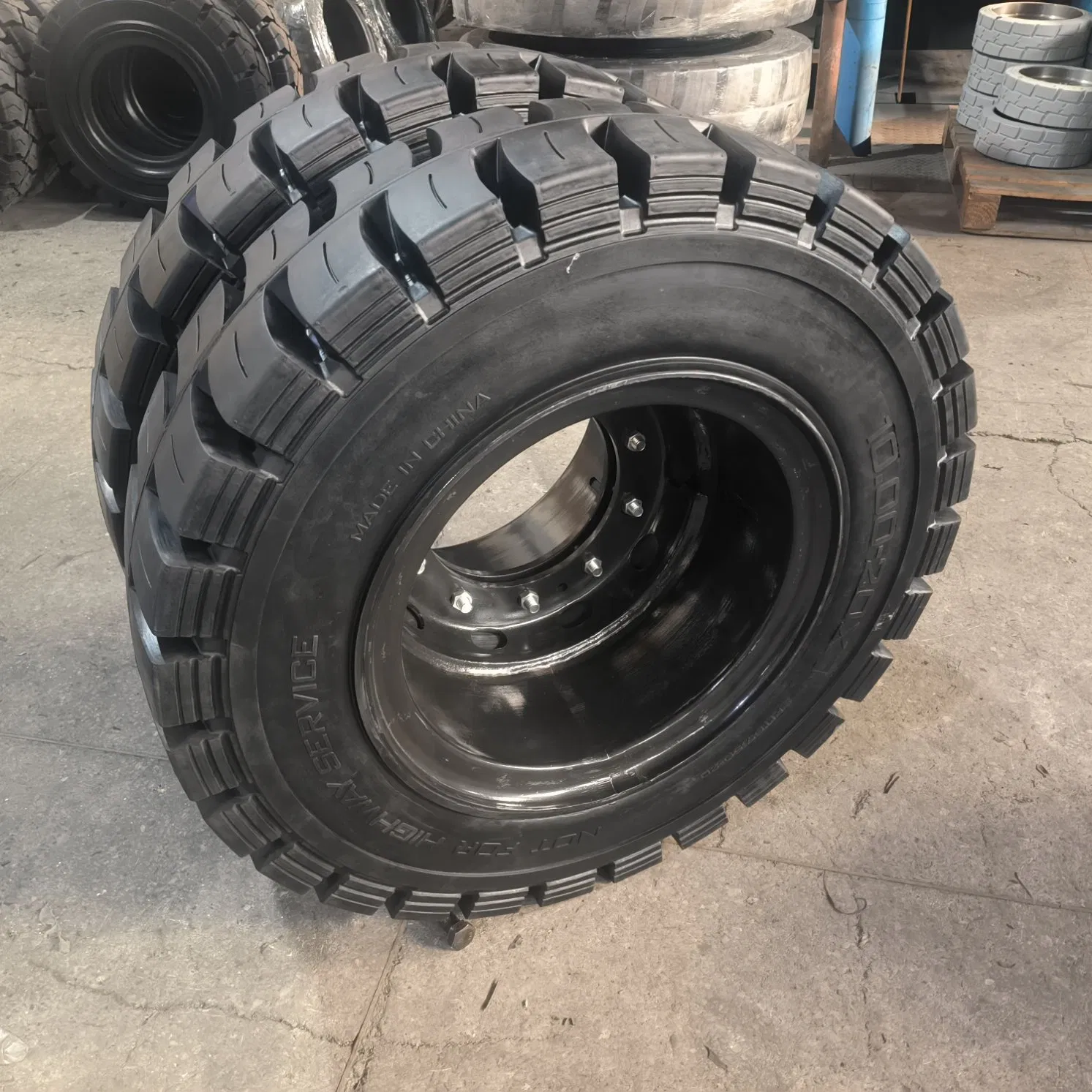 Шина цельнолитая 10.00-20 для погрузчиков Terex Fuchs