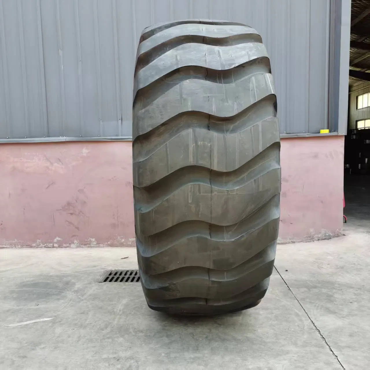 Bulldozer Tire 33.25-35 33.5-33 OTR Tubeless Tire High Quality with Warranty
