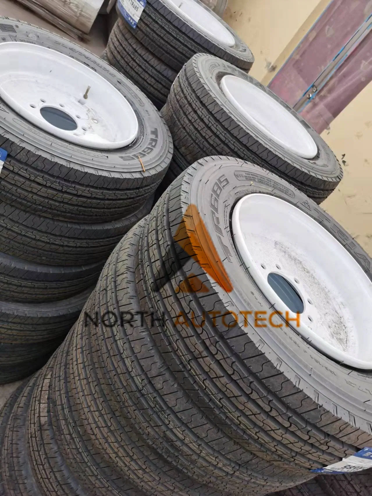 Wholesale Trailer Tyre 215/75r17.5 - Heavy Duty, 8000lbs Axle Load Capacity