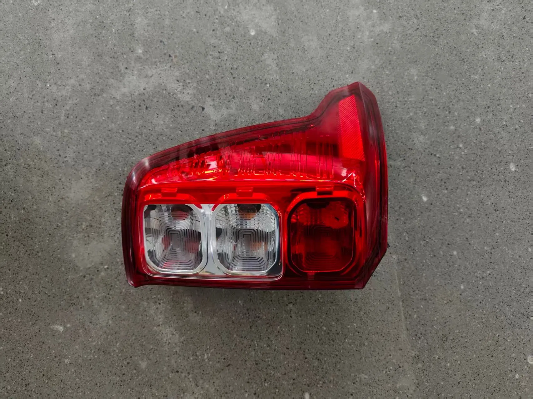 Car Accessory Left Taillight Assembly EQ100 Baojun Yunduo 24322278